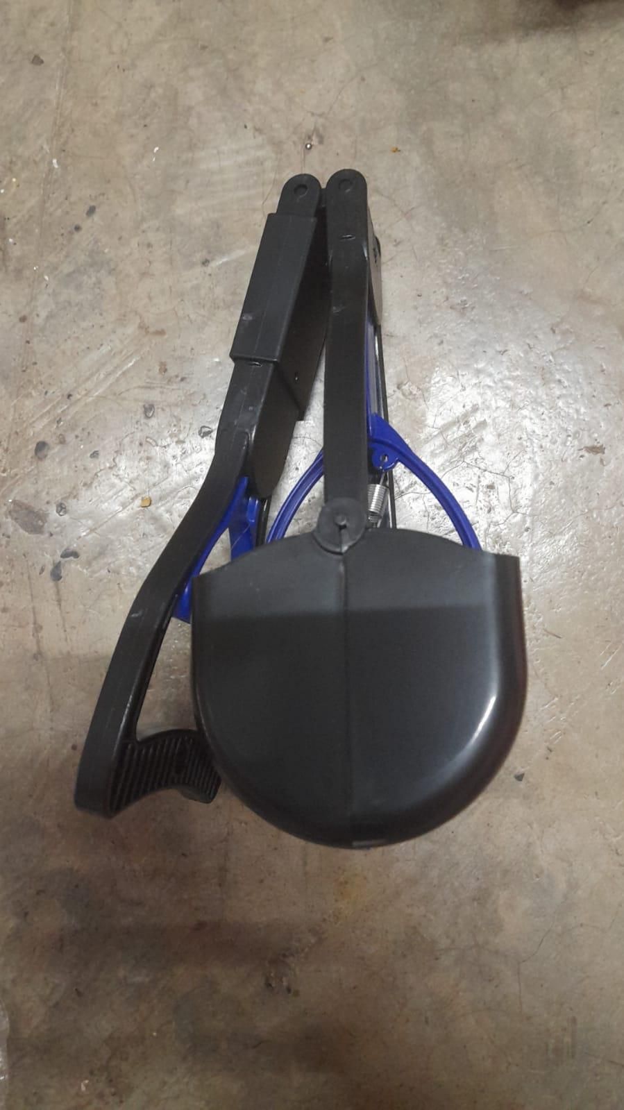 Folding Dog Poop Scooper (Assorted Color)